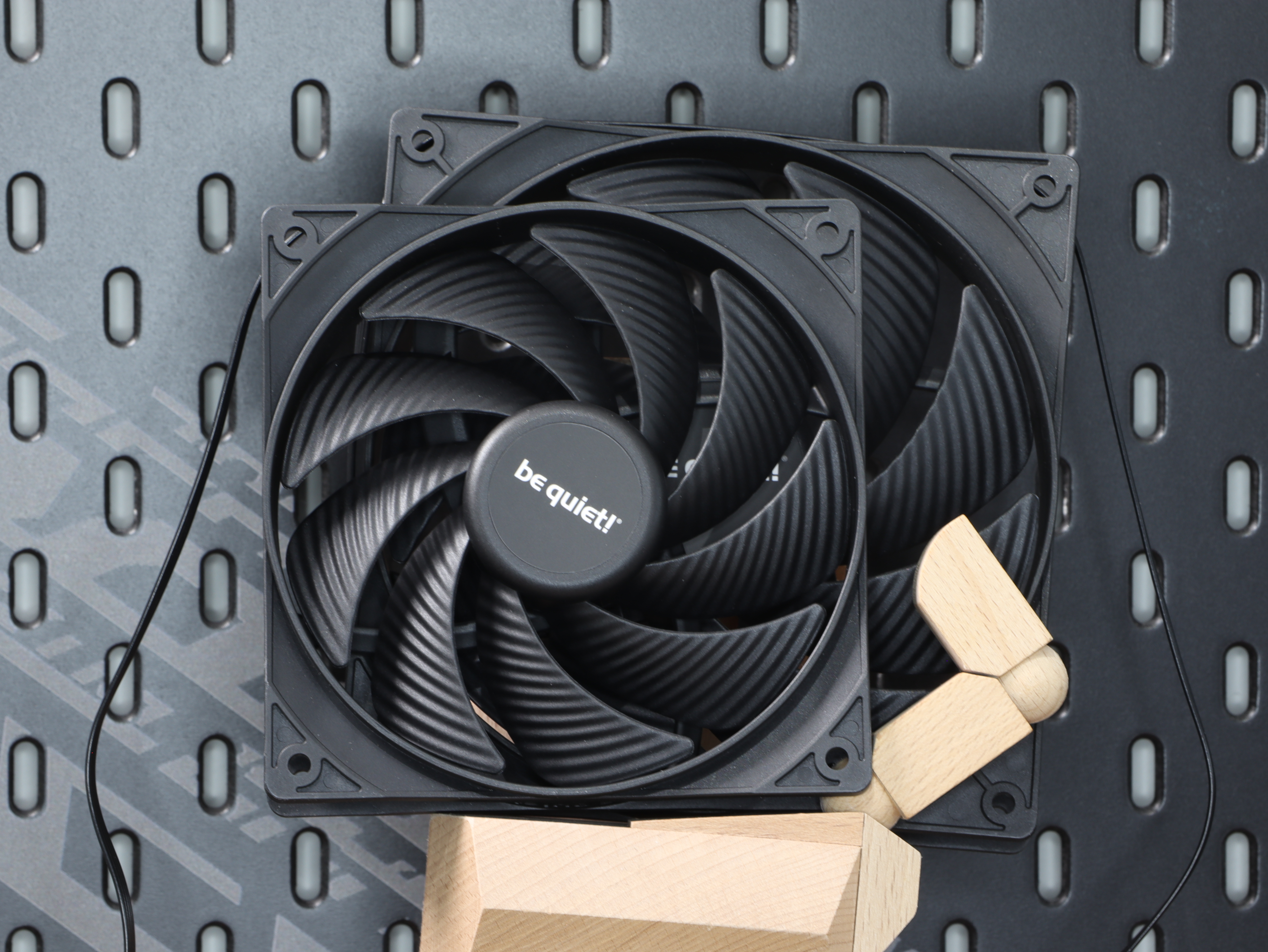 3 QUIET PURE be GREAT quiet! AND WINGS 9 high-speed blades PWM COOLING PERFORMANCE